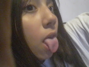 Delfi sacando la lengua a la cámara