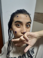 Delfi haciendo una pose divertida