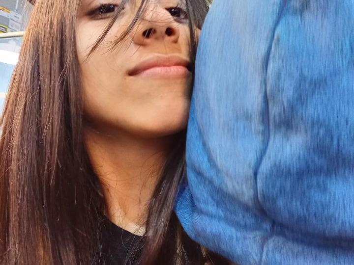 Delfi apoyada en mi hombro